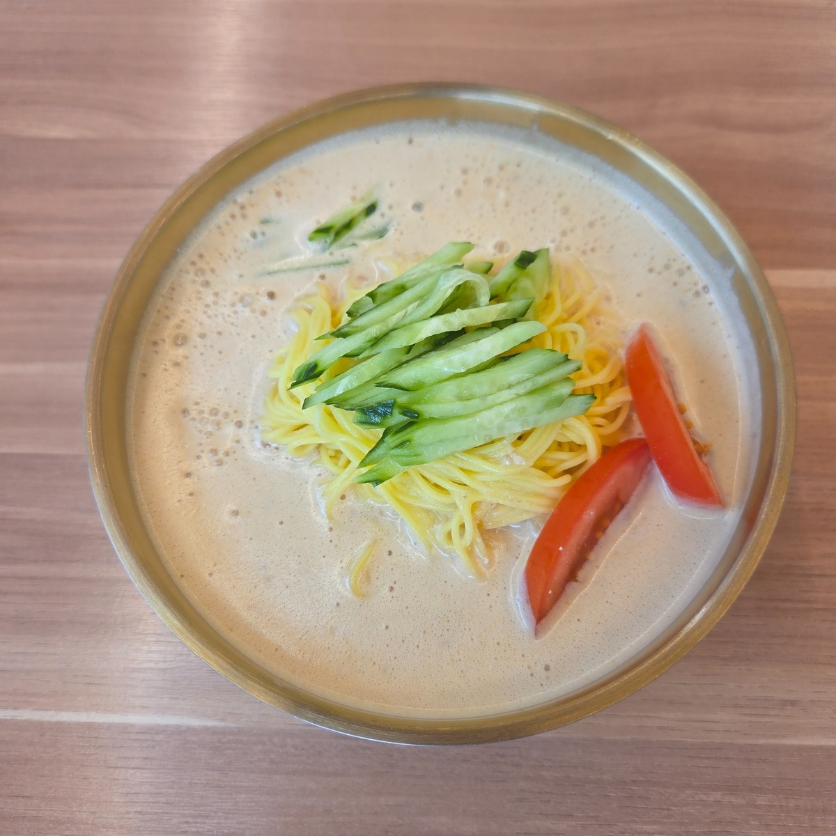 오이와 토마토를 올린 고소한 콩국수